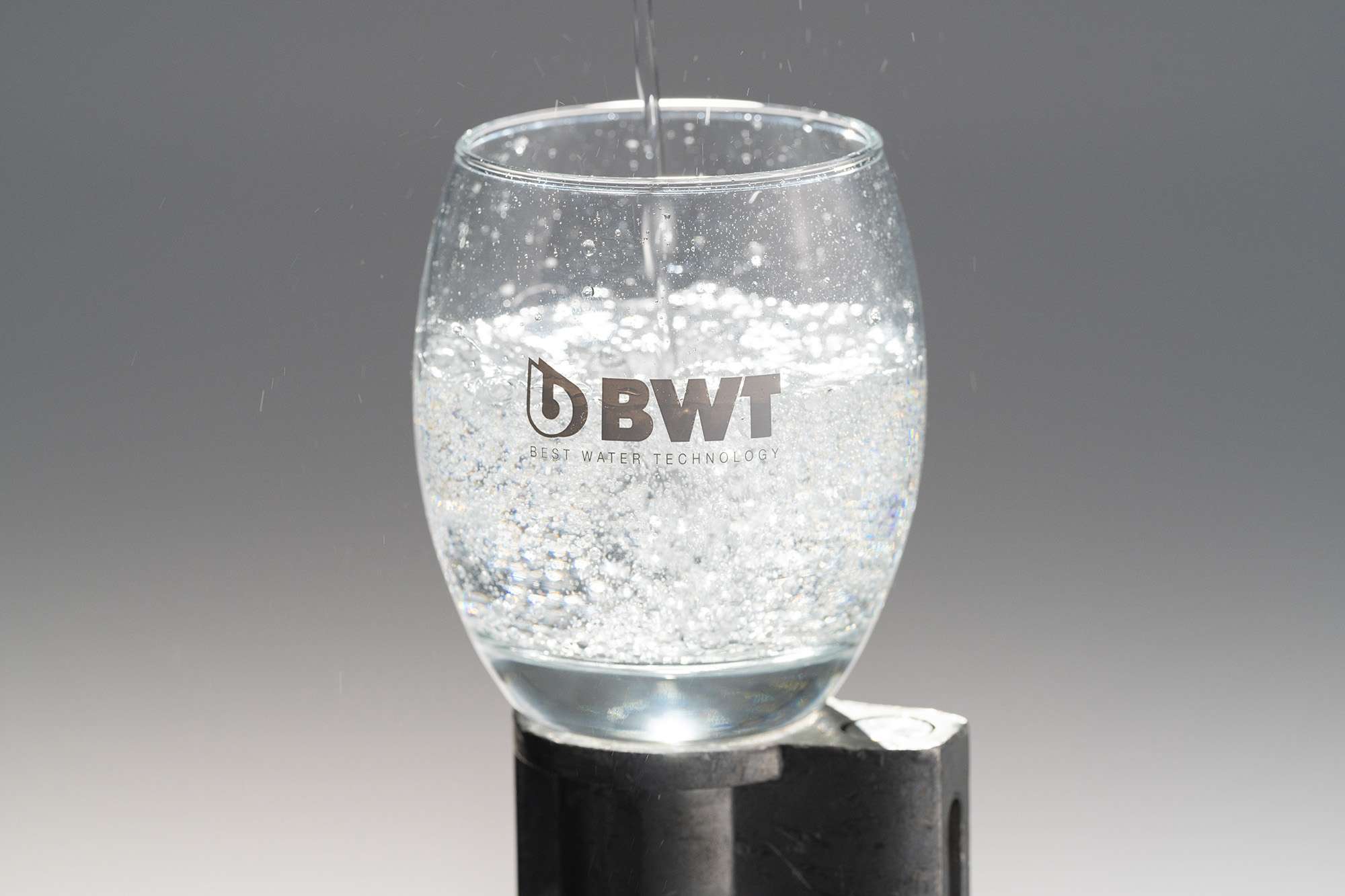 BWT 德國倍世氣泡水機，不需經常更換鋼瓶，也不用事先準備冰水，一鍵即可製作一杯馬克杯的量，卻能維持滿滿的氣泡，隨時想喝就喝。